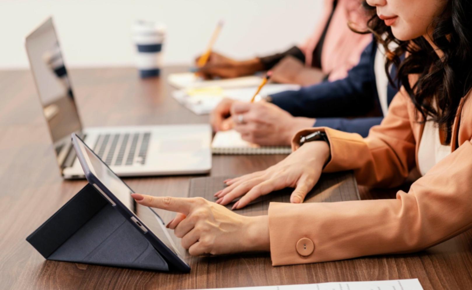 Estudiantes trabajando en modelos financieros complejos